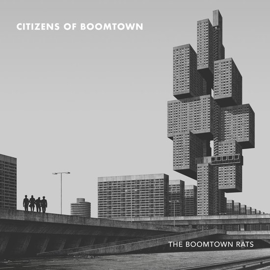 Albumhoes met de titel 'Citizens Of Boomtown' en 'The Boomtown Rats'. Zwart-witfoto van futuristische gebouwen en vijf silhouetten.