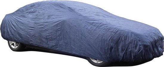 Donkerblauwe autohoes over een auto, met zichtbare wielen.