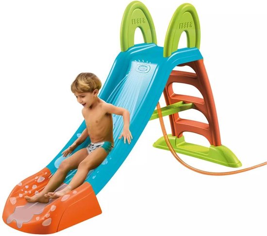 Blauwe glijbaan met oranje en groene accenten. Een jongen glijdt naar beneden terwijl water naar beneden sproeit.