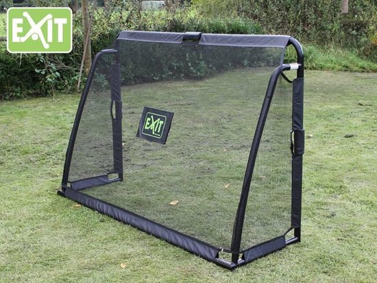 Een zwart EXIT voetbaldoel op een grasveld.