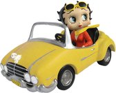 Betty Boop In Gele Sportauto Beeld