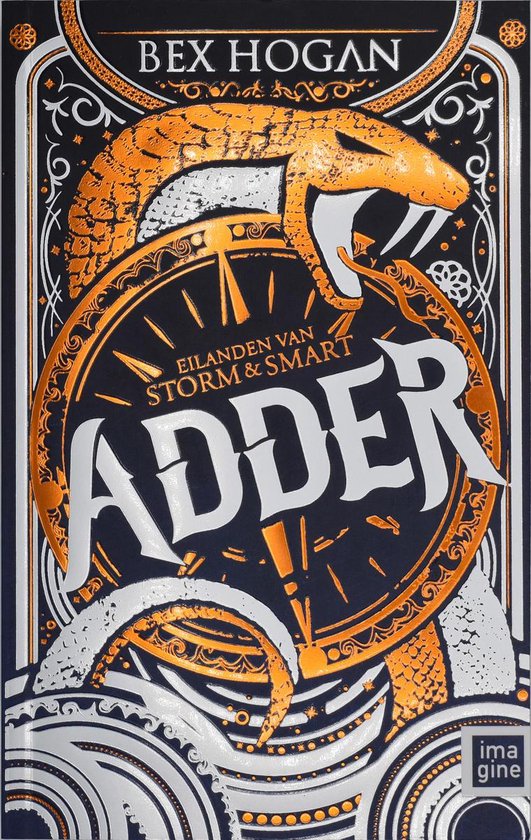 Boekomslag van 'Adder' met een grote oranje slang die een kompas omringt. De tekst 'Adder' is in grote witte letters. De omslag is donkerblauw met witte en oranje details.