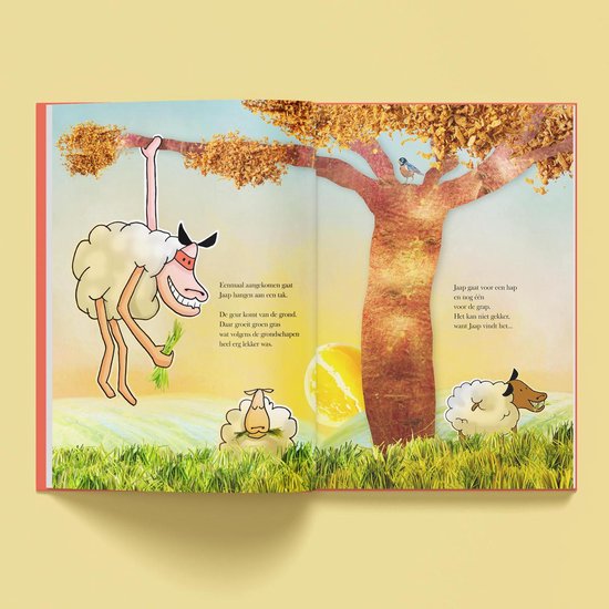 Jaap Slingerschaap hangt aan een tak. Een schaap eet gras, een ander is aan het happen.