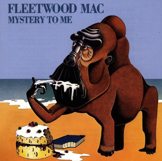 Fleetwood Mac - Mystery To Me albumhoes met een bruine aap die een taart eet op het strand.