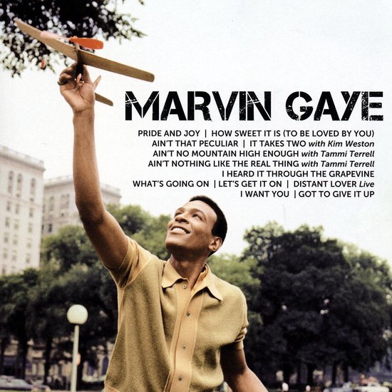 Marvin Gaye houdt een houten vliegtuigje omhoog tegen een achtergrond van bomen en gebouwen.