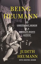Judith Heumann in een rolstoel, met bril, op de cover van "Being Heumann: An Unrepentant Memoir of a Disability Rights Activist".