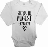 Baby rompertje see you in august grandpa | Bekendmaking zwangerschap | Cadeau voor de liefste aanstaande opa | Bekendmaking zwangerschap rompertje voor opa in de maat 56.