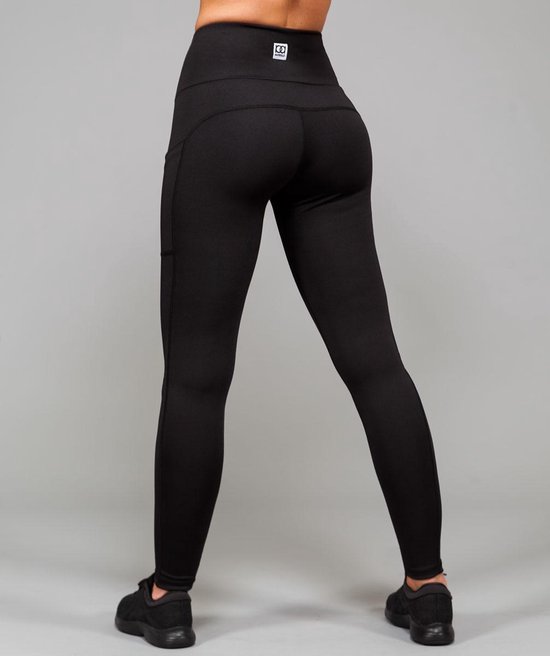 Zwarte sportlegging met hoge taille, gedragen van achteren. Hoge taille en zakken.