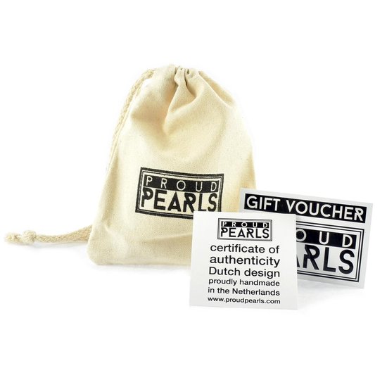 Proud Pearls® Collier de perles Extra long avec de grosses perles rondes et un ornement en argent.