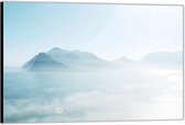 Dibond –Mistige Bergen in de Zee– 60x40 Foto op Aluminium (Wanddecoratie van metaal)