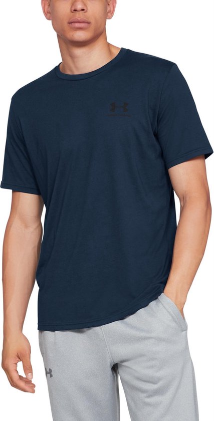 Donkerblauw sportshirt van Under Armour met zwart logo op de borst, gedragen door een man.
