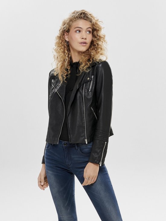 Zwarte imitatieleren bikerjack met asymmetrische ritssluiting, zilverkleurige details en jeans.