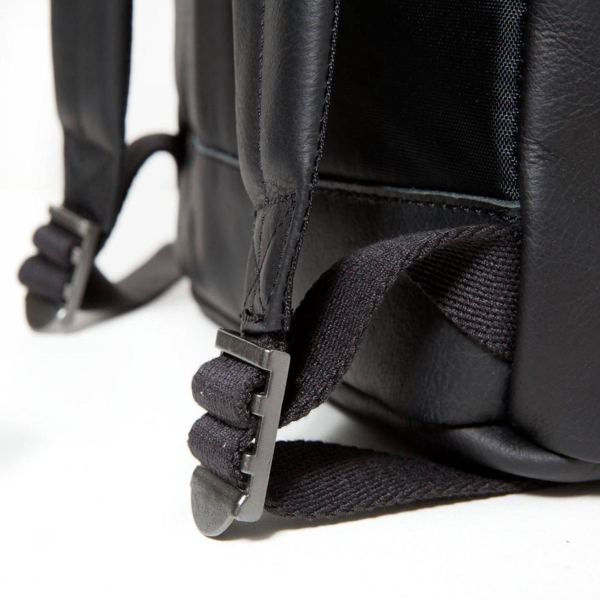 Eastpak Ciera Rugzak Black Ink Leather | bol.com