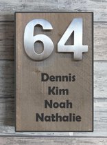 Naambordje voordeur steigerhout met antraciete rand. Met èchte RVS huisnummercijfers | houten naambord 30x20 cm