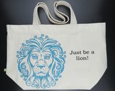 Shopper xl " Just be a lion" biologisch katoen. Te gebruiken als shopper, luiertas, strandtas of gewoon om boodschappen mee te doen.