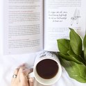 Een open boek met de tekst 'Trouwen doe je zo!' en een kopje koffie met een groene plant.