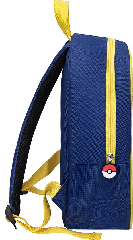Zij-aanzicht van een donkerblauwe rugzak met gele accenten, inclusief een Pokémon-bal ritslip.
