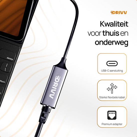 Grijze DRIVV adapter met USB-C aansluiting, sterke flexibele kabel en "Kwaliteit voor thuis en onderweg" tekst.