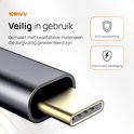 Gouden USB-C connector van de DRIVV adapter met "Veilig in gebruik" en "Anti overspanning" tekst.