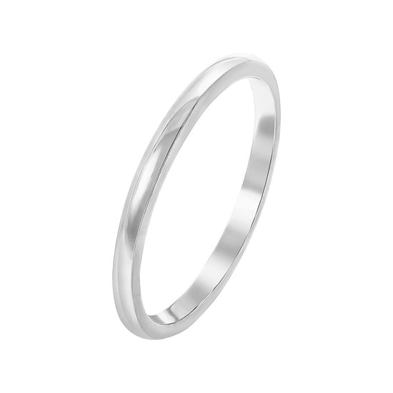 Bague argentée sur fond blanc