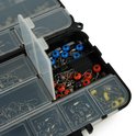 Open vakken van een tacklebox met blauwe, rode en gele visdobbers.