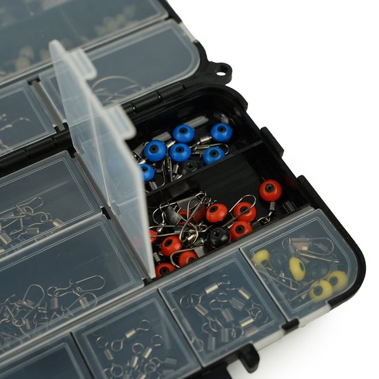 Open vakken van een tacklebox met blauwe, rode en gele visdobbers.