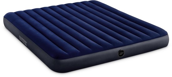 Een donkerblauw Intex luchtbed met ribbels en een ventiel, gezien vanuit een hoek.