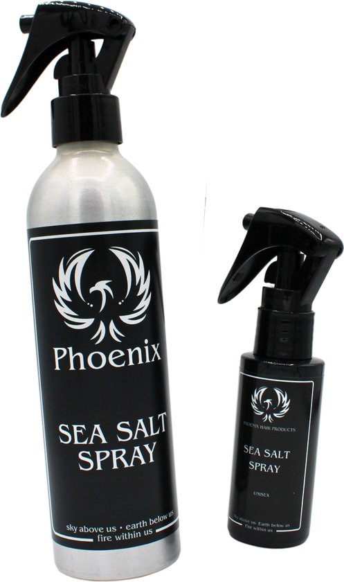 Twee flessen Phoenix Sea Salt Spray, een grote en een kleine, met zwarte spuitkoppen op een witte achtergrond.