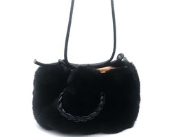 Dit fluffy handtasje hoort er gewoon bij in je garderobe. Handig in klein formaat (24x17cm) met een bijzonder uiterlijk. Aan de bovenkant een magneetsluiting en een instelbare zwarte veter om de tas als schoudertas te dragen. Voor uzelf of als cadeau