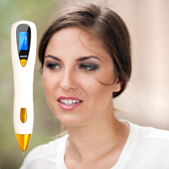 Model met bruin haar houdt een witte en gouden plasma pen vast, kijkt weg.