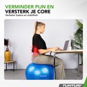 Vrouw zit op een blauwe Tunturi fitnessbal en werkt op de laptop. Rode gloed toont de onderrug.