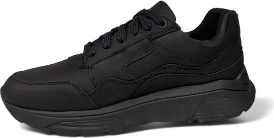 Zwarte Xsensible veterschoenen op een witte achtergrond, met dikke zool.