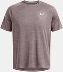 Bruinrood sportshirt met subtiele horizontale lijnen en wit Under Armour logo op de borst.