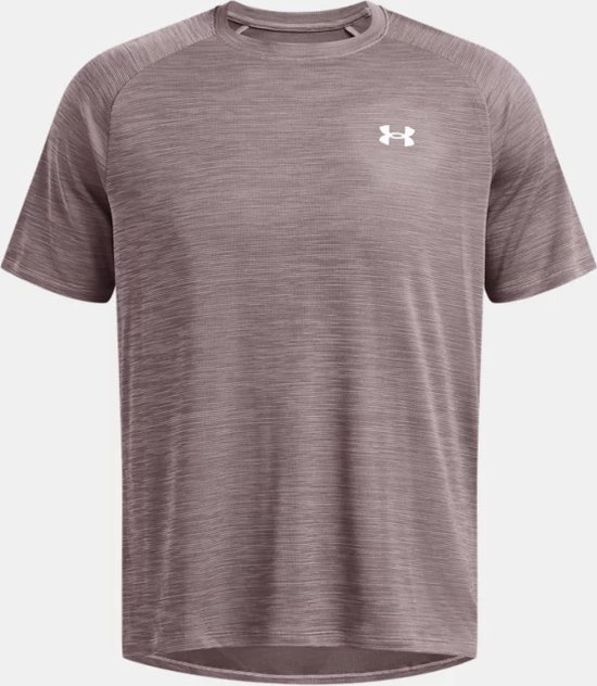 Bruinrood sportshirt met subtiele horizontale lijnen en wit Under Armour logo op de borst.