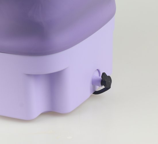 Paarse mini-wasmachine met een uitloopkraantje.
