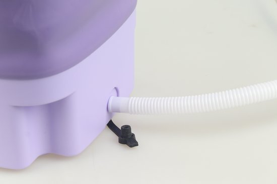Paarse mini-wasmachine met een uitloopslang.