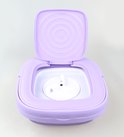 Paarse mini-wasmachine met open deksel, tonen de binnenkant met een witte centrifuge.