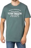Groen T-shirt op een model met tekstprint 'ROUGH URBAN STYLE TRDMK 957/872 TOM TAILOR Essentials 19 EST SINCE 62'.