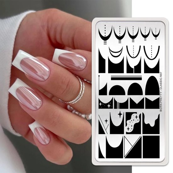 Hand met lange, vierkante nagels met een witte french manicure en een glanzende, parelmoer-achtige lak. Naast een stempelplaat met halve cirkels en lijnen.