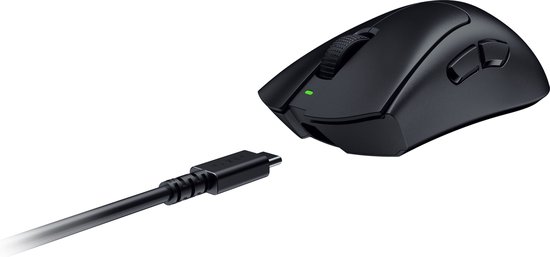 Een zwarte Razer gaming muis met een USB-C kabel die is aangesloten.