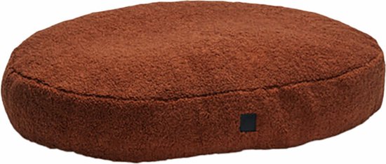Bruinrode, ovale mand met teddy stof en een zwart logo.
