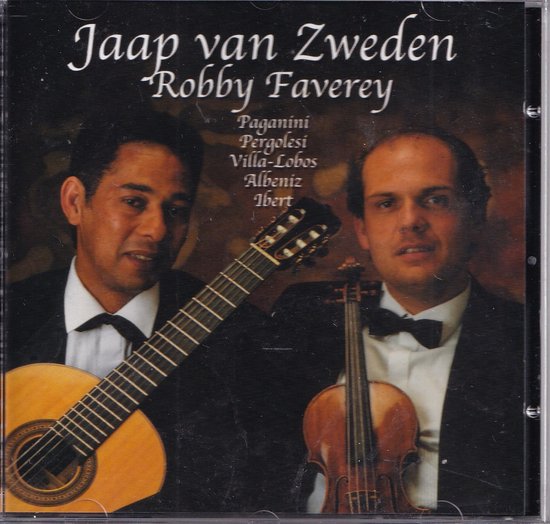 Twee mannen, een met gitaar, de ander met viool, voor een donkere achtergrond.