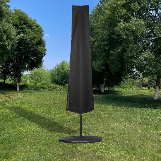 Zwarte parasolhoes staat rechtop op een sokkel in een groene tuin met bomen op de achtergrond.