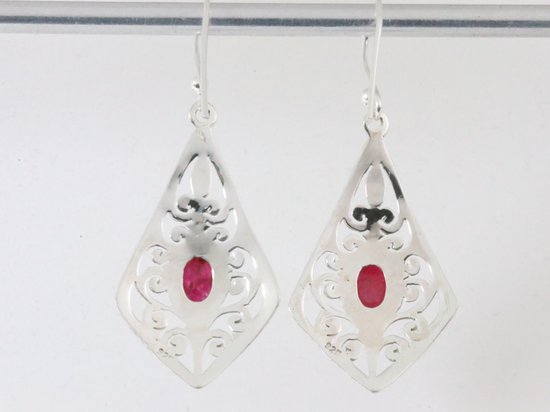 Boucles d'oreilles ajourées en argent avec rubis