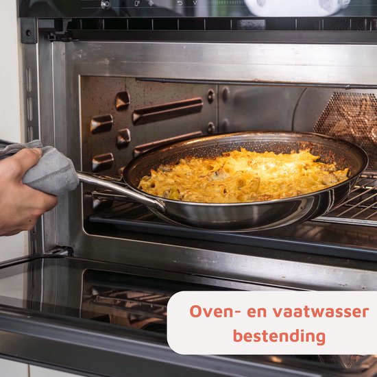 Hand houdt Matero koekenpan met pasta uit de oven. Tekst: Oven- en vaatwasserbestendig.