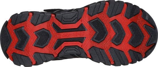 Zwarte sneakerzool met opvallend rood en zwart profiel.