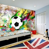 Fotobehangkoning - Behang - Vliesbehang - Fotobehang Voetbal Graffiti Muur - 100 x 70 cm