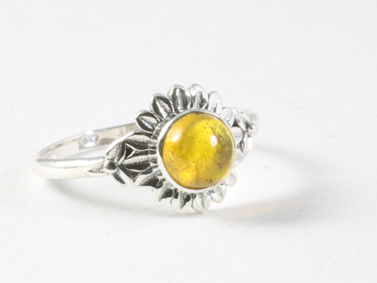 Fijne bewerkte zilveren ring met amber - maat 20