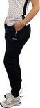 Vrouw in donkerblauwe sportbroek en wit T-shirt met ruitpatroon.