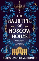 Boekomslag met de titel 'The Haunting of Moscow House'. Donkerblauwe achtergrond met blauwe en gouden versieringen, een kroonluchter, een spin en een afbeelding van een gebouw.